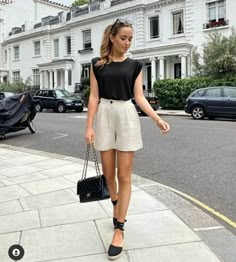 Classy High Waisted Shorts, Summer Business Casual Outfits Shorts, Summer Office Outfits Shorts, Work Shorts Outfit Business, Hot Weather Business Casual Women, Going Out Shorts Outfit Night, Business Shorts Outfit, Work Shorts Outfit, Business Casual Shorts Outfit