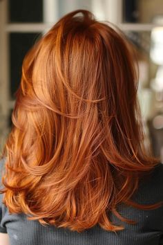 Embrace the trends of summer 2024 with hair colors that match the outdoor vibrancy. Think earthy reds and natural browns. Fall Red Hair Color, Summer Red Hair Color, Hair Colors For Summer, Fun Highlights, Color Trends 2024, Hot Hair Colors, Spring Hair Color, Hair Color Auburn