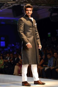 Arjun Kpaoor in a traditional black sherwani teamed with a white churidaar at the ongoing Delhi Couture Week (DCW) #Bollywood #Fashion Frieda Pinto, Black Sherwani, Delhi Couture Week, Blazer Outfits Men, Couple Wedding Dress