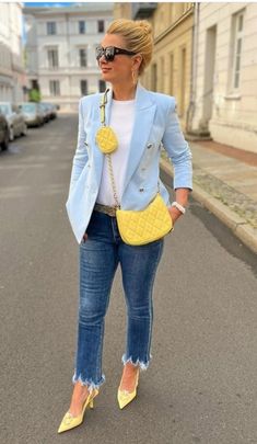 Fashion Blazer Outfits, Mode Ab 50, Yellow Purse, Stylish Outfits For Women Over 50, Fashion Mistakes, Blazer Fashion, 10 Pounds, Business Casual Outfits