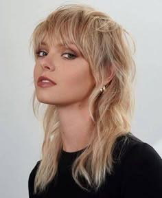 5 tipos de corte 'mullet' para mujeres modernas y juveniles Midlength Shag Mullet, Grunge Shag Haircut Medium, Mullet In A Ponytail, Miley Mullet, Edgy Shag Haircut With Bangs, Wolf Cut With Micro Bangs, 80s Shag Haircut, Mullet Long Hair, Mullet Haircut Woman