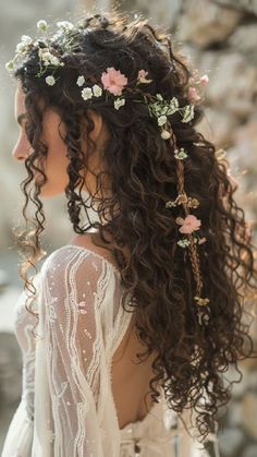 Wedding Dresses Curly Hair, Long Curly Wedding Hair Down, Curly Long Hair Wedding Styles, Curly Wedding Hair Flowers, Long Curly Hair For Wedding, Wedding Hair Ideas For Curly Hair, Cute Bride Hairstyles, Bride Hairstyles Curly Hair Down, Curly Hair On Wedding Day