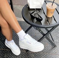 Reebok Shoes Outfit, Reebok Club C Extra, Rebook Shoes, Reebok White Sneakers, Reebok Shoes Women, White Shoes Outfit, Casual White Sneakers, White Sneakers Outfit, Sneaker Outfits Women