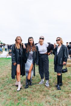 Festival outfits:
@margaridaolazabb featuring CITY mid-calf boots in black
@diianagodinho featuring CITY mid-calf boots in light pink
@marianacastromoreira featuring RAVYN ankle boots, transparent with coloured details on the outsole
@13.thirteen.treze featuring ARTEMIS tall boots in black Electric Picnic Festival Outfits, Festival Outfit With Boots, Causal Festival Outfit, Uk Music Festival Outfits, All Things Go Music Festival, Autumn Music Festival Outfit, Raining Festival Outfit, Rainy Festival Outfit Summer, Wet Festival Outfit