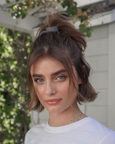 Fall Hairstyles for Long Hair 2023 15 Ideas Chin Length Hair Curly Short Wavy Hairstyles, Bob With Bandana, Hairstyles On Bob Hair, Womens Very Short Haircut, Bob Hairstyles Accessories, Short Hair Bangs Square Face, Celebrities With Bobs, Short Hair With Middle Part, Messy Bob Hairstyles For Thick Hair