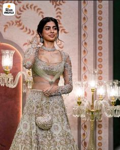 Indian Choli, Antique Gold Jewelry Indian, Indian Wedding Photos, Indian Makeup, Antique Gold Jewelry, Indian Bridal Makeup, Indian Clothes, Jewelry Indian, Gold Jewelry Indian