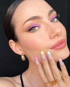 Coloured Liner Looks, Colour Liner Eye Makeup, Spring Makeup Looks 2023, Pastel Wedding Makeup, Lilac Eyeliner, Lilac Makeup Look, Concealer Brows, Lilac Eye Makeup