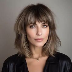 Hairstyles Middle Age Women Over 40, Middle Age Women Hairstyles, Hairstyles Women Over 50, Lob Bob, Gray Blending, Medium Length Hairstyle, Short Layered Bob Haircuts, Medium Hair Styles For Women, Highlighted Hair