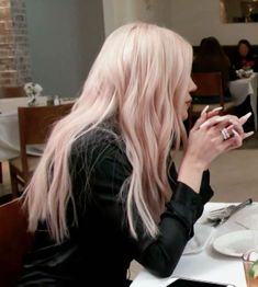 Light Pink Hair On Blonde, Hooker Blonde Hair, Blonde Pastel Pink Hair, Soft Pink Blonde Hair, Blonde Hair Pink Undertones, Kate Moss Pink Hair, Rose Platinum Hair, Pale Pink Hair Blonde, Pink Hair Pale Skin