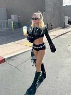 Music festival outfit for coachella 2024 rave girl aesthetic all black outfit western outfit aesthetic First Time Rave Outfit, Matrix Rave Outfit, Alix Earle Rave Outfit, Country Rave Outfits, Veld Outfit Festival Style, All Black Outfit Festival, Frat Rave Outfit, Nessa Barret Concert Outfit, Rave Theme Outfits College