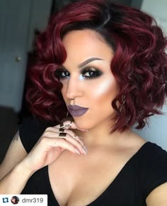 Cute wavy bob Fete Emo, Burgundy Background, Summer Haircuts, Curly Bob Wigs, Burgundy Hair, Curly Bob Hairstyles, Short Bob Hairstyles, Burgundy Color, Ombre Hair