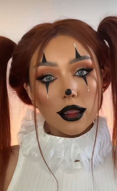 Hallowen Meka Up, Basic Clown Makeup, Halloween Makeup Leicht, Halloween Make Up Ideas Easy, Halloween Makeup 2023, Make Up Halloween Mujer, Cute Mime Makeup, Hallowen Ideas Makeup, Cute Clown Makeup Aesthetic