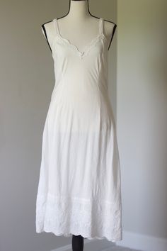 White Slip Dress Outfit, Slip Dress Outfit, Retro Inspired Fashion, Linen Slip Dress, Sleeveless Linen Dress, Long Slip Dress, White Slip Dress, Linen Dress Women, Outfit Vintage