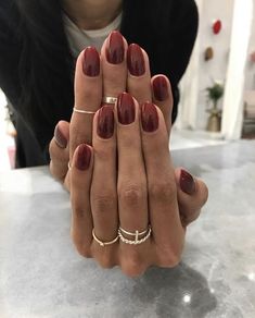 Unghie Sfumate, Kutek Disney, Maroon Nails, Red Nail Polish, Makijaż Smokey Eye, Red Nail, Oval Nails, Neutral Nails, Minimalist Nails