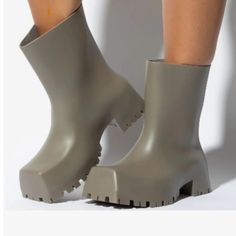 Nwt Cute And Comfy Rain Boots...Stylish Chunky Sole...Brave The Elements Or Work In The Garden Without Sacrificing Style.... Women Rain Boots, Rain Boots For Women, Womens Rain Boots, Boots For Women, Winter Rain, Shoes Shoes, In The Garden, Rain Boots, Brave