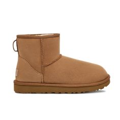 UGG Women's Classic Mini II Boot Chestnut 1016222-CHE UGG's Classic Boot was originally worn by surfers to keep warm after early-morning sessions and has since become iconic for its soft sheepskin and enduring design. Incorporating a durable, ultra-lightweight sole to increase cushioning and traction, these versatile boots pair well with practically anything – try loose boyfriend jeans and a velvet top. These provide comfort for people who suffer from bunions, plantar fasciitis, metatarsalgia, h Classic Mini Ii Boot, Color Castaño, Ugg Classic Mini Ii, Pop Shoes, Chestnut Boots, Classic Ugg Boots, Jerome Dreyfuss, Ugg Classic Mini, Sheepskin Boots