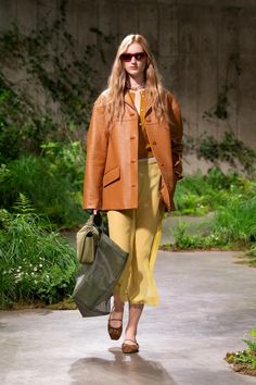 Показ мод Gucci Resort 2025 | Мода Gucci Resort 2024, Fw 2024, 2025 Trends, Resort 2025, Bianca Balti, Runway Outfits, Michael Costello, Summer Office