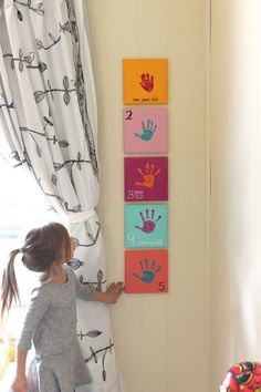 Un projet à bricoler avec la main de l'enfant à chaque année! Une idée charmante! - Bricolages - ♥ #epinglercpartager Uppfostra Barn, Idee Babyshower, Baby Art Projects, Birthday Crafts, Baby Diy, Baby Memories