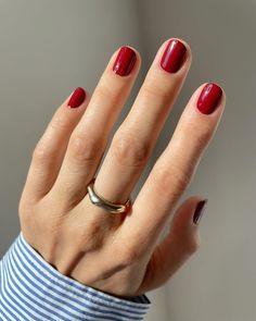 Fall girl nails are finally here ❤️ (Image via @betina_goldstein) Dark Red Nails, Velvet Nails, London Nails, Blush Nails, Best Nail Polish, Chanel Beauty, Red Nail, Pink Nail Designs, Manicure Kit