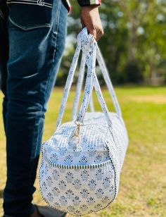 Cotton Quilted block print weekend bags 100% cotton fabric SIZE:  54cm x 38cm x 25cm the bags feature two pockets each on the outside :Color : Assorted & We Have More Color please Send me massage  : Quilted Padding great for weekend getaways, beach trips and as carry on bags while travelling Ask me for custom orders, personalized pouches or wholesale CARE: Machine wash separately in cold water Cute Duffle Bag Travel, Quilted Duffel Bag, Aesthetic Travel Bag, Duffel Bag Aesthetic, Cute Duffel Bags, Cute Duffle Bag, Overnight Bags For Women, Summer Vacation Outfit Ideas, Quilted Duffle Bag