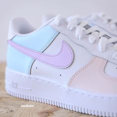 Baskets Nike Air Force 1 custom couleur pastel Je souhaite ajouter un prénom Modèle fait-main dans notre atelier, peinture waterproof. Le tarif comprend la paire ainsi que la customisation. Baskets Customisées, Sofia Art, Af1 Outfit, Casual Shoes Women Sneakers, Design Sneakers, Nike Air Force 1 Custom, Custom Af1, Basket Nike, Diy Sneakers