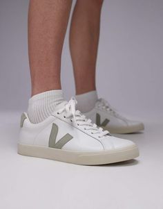 Sko fra VEJA Casual cool: helt perfekt Design med lav profil Lukkes med snørebånd Foret pløs og manchet Med VEJA's signatur-branding Slidstærk ydersål i gummi Slidmønster med struktur City Break Outfit, Veja Esplar, Sacs Tote Bags, Converse Chuck Taylor White, Flip Flop Boots, Shorts Co Ord, White Trainers, Maxi Dress Trend, Curves Workout