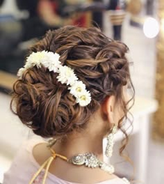 Curly Hairstyles Indian Wedding Bun, Messy Bun For Indian Bride, Hair Bun Front Look, Bridal Hair Buns Front Look, Haldi Hairstyles For Bride Sister, Messy Bun For Saree Simple, Traditional Messy Bun, Messy Juda Hairstyle, Messy Bridal Bun Indian