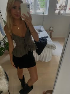 Stockholm Night Outfit, Stockholm Party Outfit, Black Miniskirt Outfits, White Skirt Black Top, Outfit Soirée, House Party Outfit Casual, Black Mini Skirt Outfit Night, Outfit Soiree, Black Mini Skirt Outfit