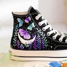 * Détails du produit : Converse brodées personnalisées, chaussures brodées papillon violet, baskets brodées art papillon, Converse brodées ambiance Halloween, cadeaux pour elle Type de chaussures : Converse Chuck Taylor des années 1970 Couleur Converse : 5. Années 1970_ Noir Le prix comprend : les chaussures + des motifs floraux brodés, comme indiqué, ou parsemés de pierres scintillantes et de dentelle, comme indiqué. Les chaussures Converse Custom sont méticuleusement brodées et fixées par des Butterfly Converse, Shoes Butterfly, Art Papillon, Converse Custom, Halloween Vibes