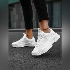 Beautiful White Sneakers Has A One Inch Platform White Chunky Sneakers, Casual Athletic Shoes, Plateau Sneaker, Light Sneakers, Sport Shoes Men, Casual Running Shoes, Casual Athletic, Chunky Sneakers, Primavera Estate