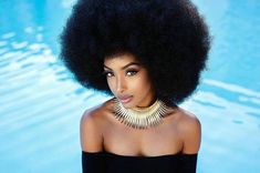 Spiked Choker, Pelo Afro, Model Looks, Choker Gold, Layered Chokers, Necklace Statement, How To Pose, Big Hair