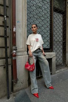 Elevated Streetwear Fashion Women, Oversized Trendy Outfits, 2025 Women Fashion, Maxi Dress And Boots Outfit, Bright Style Outfits, Chic Oversized T-shirt For Fall, Chic Oversized T-shirt, Chic Oversized Crew Neck T-shirt, Chic Crew Neck T-shirt For Streetwear