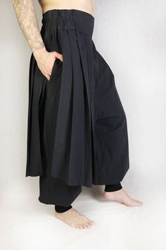 Oversized Black Pants With Side Pockets, Oversized Black Wide Leg Pants With Pockets, Cotton Stretch Harem Pants For Fall, Stretch Cotton Harem Pants For Fall, Black Cotton Harem Pants For Streetwear, Black Cotton Harem Pants For Fall, Cotton Harem Pants With Relaxed Fit For Work, Oversized Cotton Harem Pants Ankle-length, Cotton Relaxed Fit Harem Pants For Work