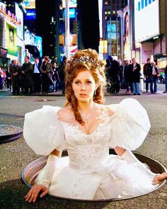 Movies; Love; Couples; Kiss; Filmes Enchanted 2007 Aesthetic, Disney Princess Giselle, Enchanted 2007, Movie Wedding Dresses, 2000 Aesthetic, Outdoor Movies, Enchanted Princess