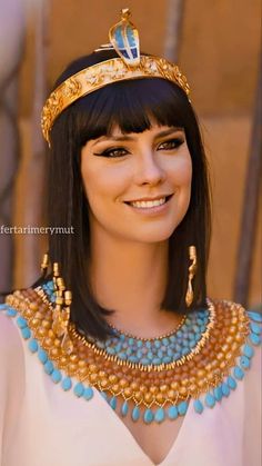 Ancient Egyptian Hairstyles, Cleopatra Outfit, Egypt Costume, Egyptian Hairstyles, Ancient Egypt Fashion, Egyptian Makeup, Queen Cleopatra, Egyptian Fashion, Egypt Fashion