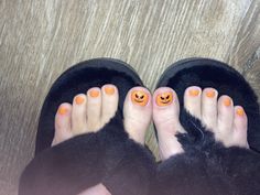 Halloween 🎃 toesies Halloween Nails Toes, Halloween Pedicure Designs, Halloween Toenails, Halloween Toes Nails Design, Poly Nails, Halloween Toe Nails, Slay Nails, Halloween Toes, French Tip Toes