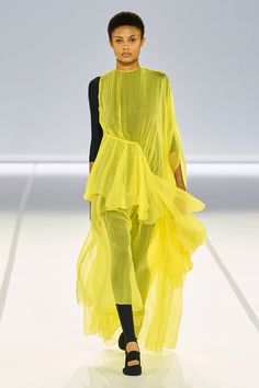 Alainpaul Spring 2025 Ready-to-Wear https://www.vogue.com/fashion-shows/spring-2025-ready-to-wear/alainpaul/slideshow/collection#11 Monochromatic Fashion, Color Trends Fashion, Copenhagen Fashion Week, Runway Looks, Print Trends, Yellow Fashion, Mellow Yellow, Fashion Today