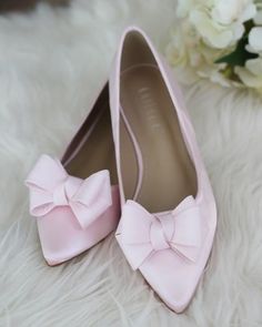 Pretty Shoes Princess Lifestyle, Slavic Style, Pretty Flats, Country Shoes, Beach Wedding Shoes, White Champagne, Pink Stuff, Pink Things, Bow Women