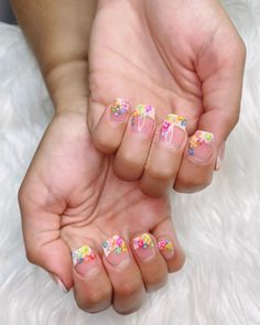 Sunny days are giving us all the happy feels. So, let's have the summer nails of your dreams with these colorful daisies! Colorful Daisies