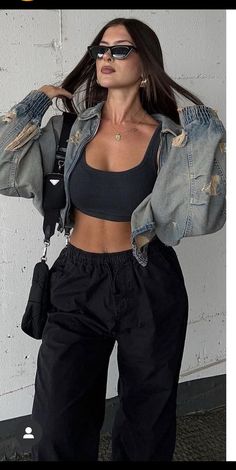 Outerwear Details, Instagram Baddie, Black Bloggers, Short Design, Distressed Denim Jacket, Denim Short, M Pants, Cropped Denim, Short Jacket