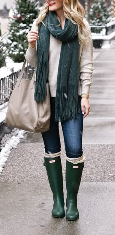 Green Hunter Boots and a jewel toned fringe scarf. Mode Style Anglais, Dressy Jeans, Style Casual Chic, Outfits Dressy, Robes Vintage