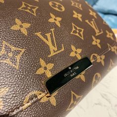 Description   L.V Favorite PM Monogram Canvas For Women, Women’s Handbags, Shoulder And Crossbody Bags 10.2in/26cm LV M40717  Rep 1:1  Size: 24 x 14 x 4 cm / 9.5 x 5.5 x 1.6 inches (Length x Width x Height)  An appealingly petite clutch in alluring Monogram canvas, the Favorite PM is the ideal shape for all occasions. Its ingenious magnetic closure allows easy access to the contents inside.  Removable strap and golden chain for shoulder carry  Shiny golden brass pieces  Burgundy textile lining  Interior flat pocket  Includes box, dust bag.  This product is of the best quality.