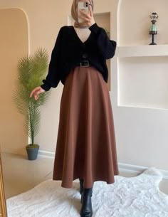 Brown Skirt Outfit Hijab, Midi Brown Skirt Outfit, Outfit Skirt Hijab, Brown Midi Skirt Outfit, Hijab Skirt Outfit, Winter Modest Fashion, Skirt Hijab Outfit, Skirt Outfit Hijab, Skirt Outfits Hijab