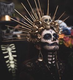 Sugar Skull Head Piece Diy, Dia De Los Muertos Headpiece Ideas, Mexican Halloween Costume, Mexican Halloween, Skull Face Paint, Creepy Halloween Makeup, Cute Halloween Makeup, Halloween Beauty, Headpiece Diy