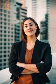 Seattle Rooftop Portrait Photoshoot Linkedin Photoshoot, Rooftop Photoshoot Ideas, Rooftop Portrait, Seattle Photoshoot, Photoshoot Rooftop, Photoshoot Business, Linkedin Photo, Golden Hour Photoshoot, Washington Photography