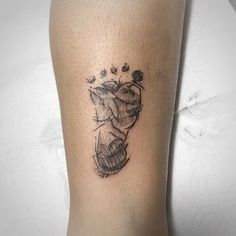 a small tattoo on the leg of a woman