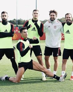 the soccer players are posing for a team photo