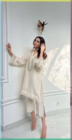 Pakistani Kurta Set, Indian Short Kurti, Modern Kurti, Winter Outfits Dinner, Outfit Ideas For School Fall, Hair Color Short Hair, Indian Outfits Modern, Trendy Outfits Indian, Pakistani Formal Dresses