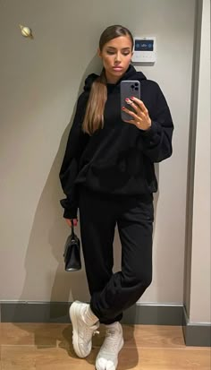 Sweats Outfits, Minimalism Outfit, Photo Hacks, Sporty Girl, Girls Tumbler, Hacks Clothes, Autumn Fits, Fashion Hacks