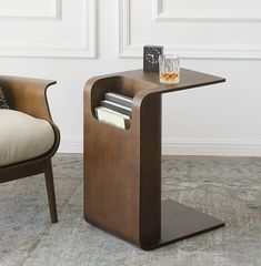 Améliorez votre décoration d'intérieur avec notre table d'appoint en C en bois de chêne, dotée d'un porte-revues et d'une hauteur réglable pour un confort ergonomique. Son design moderne s'adapte à tous les styles, tandis que sa polyvalence le rend parfait pour n'importe quelle pièce. Small Sectional Sofa, C Table, Magazine Holder, Wooden Side Table, Chic Spaces, Laptop Table, Side Table With Storage, Sofa Side Table, Design Del Prodotto